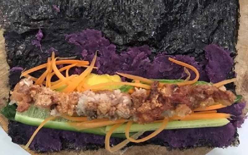 Tiến hành cuộn nguyên liệu cho món kimbap khoai lang tím cuộc thịt và rau củ