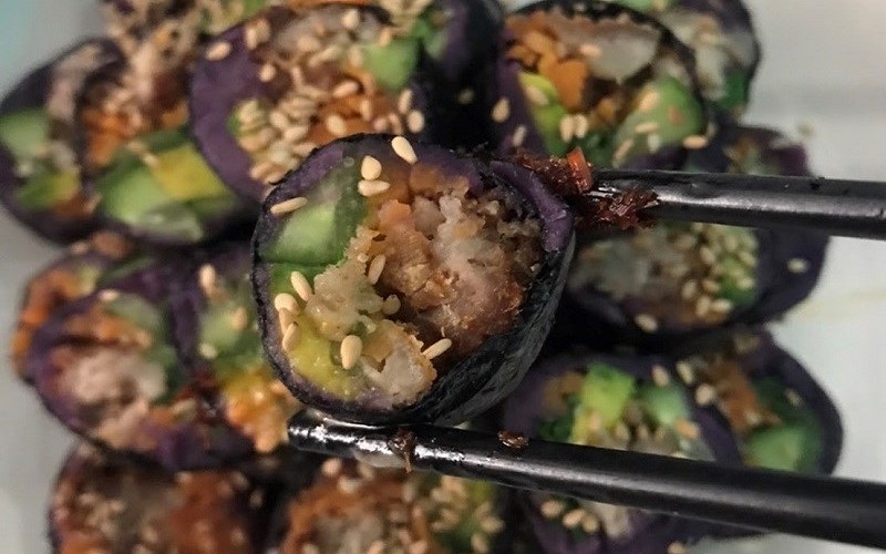 Thành phẩm kimbap khoai lang tím cuộn thịt và rau củ