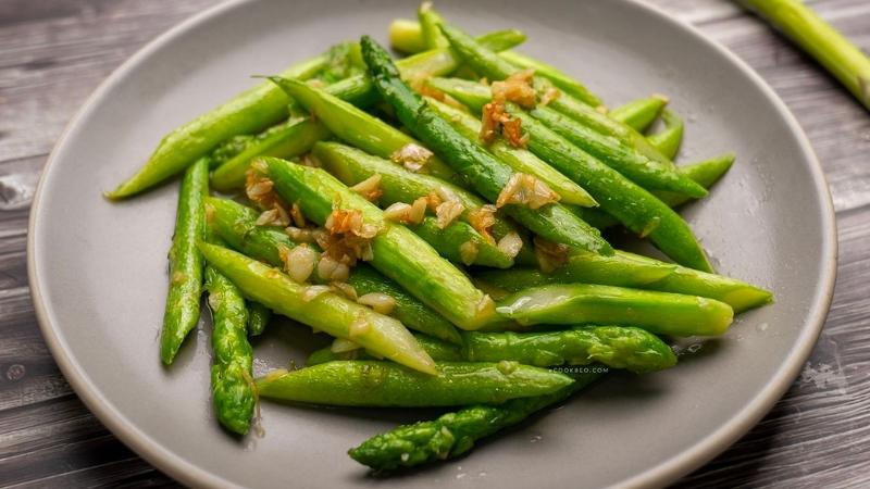 Instructions on how to make delicious fried asparagus with garlic, used as bait, it’s all good