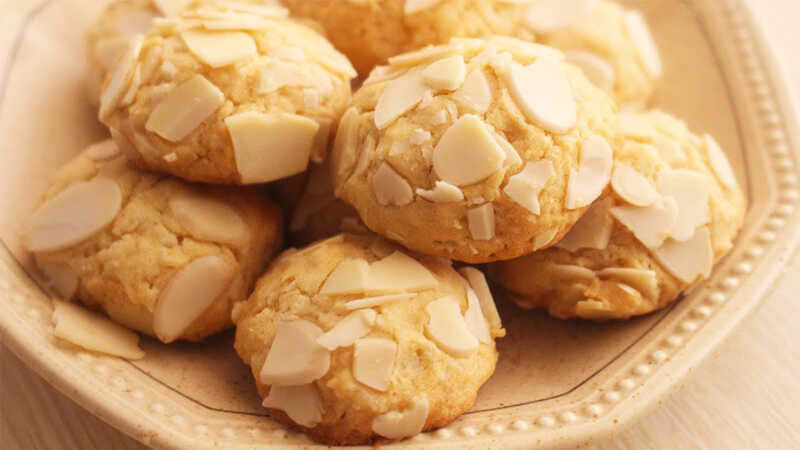 Learn how to make delicious and crispy almond coconut cookies right away, without a machine at home