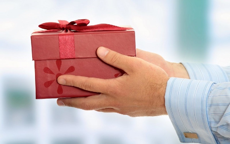Tặng quà cho đối tác người Hindu nên chọn giấy gói quà màu đỏ