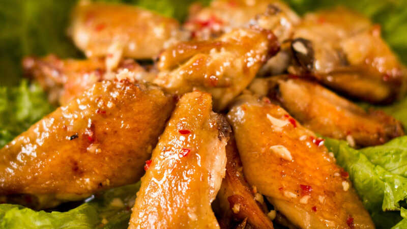 How to make delicious grilled chicken wings with satay, garlic and chili