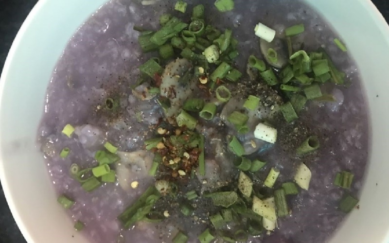 Cháo khoai lang tím sườn heo có màu tím đẹp mắt, mùi vị thơm ngon Cháo khoai lang tím sườn heo có màu tím đẹp mắt, mùi vị thơm ngon