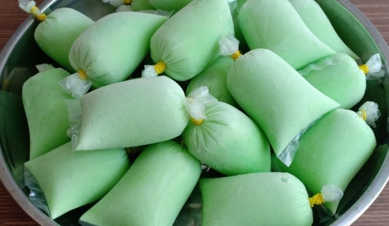 Chỉ 10 phút có ngay chục bịch kem sâm dứa sữa béo ngon để dành ăn cả tuần