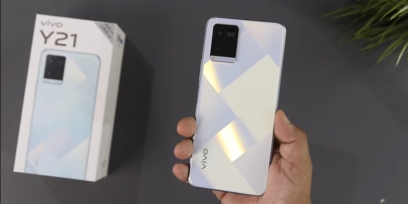 Thiết kế Vivo Y21 nổi bật với mặt lưng họa tiết vân kim cương bóng bẩy. Nguồn: Gadgets 4 You.