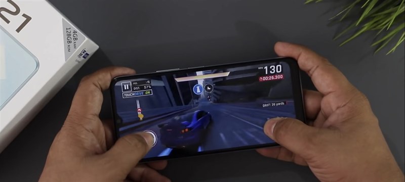 Trải nghiệm chiến game Asphalt 9 trên Vivo Y21. Nguồn: Gadgets 4 You.