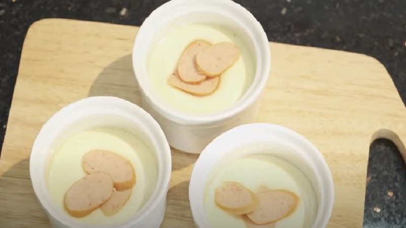Cách làm trứng hấp sữa nhân gà và xúc xích thơm ngon bổ dưỡng tại nhà