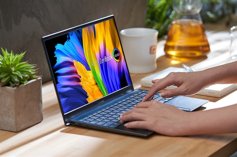 Với chip Intel Core thế hệ 11, ZenBook 13 OLED dư sức thực hiện được nhiều tác vụ nặng nhẹ khác nhau. Nguồn: ASUS.