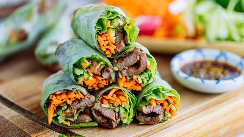 How to make grilled beef roll salad with delicious dipping sauce is addictive