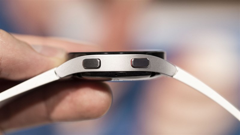 Phần khung nhôm của Galaxy Watch4 cùng 2 nút vật lý. Nguồn: Cnet.