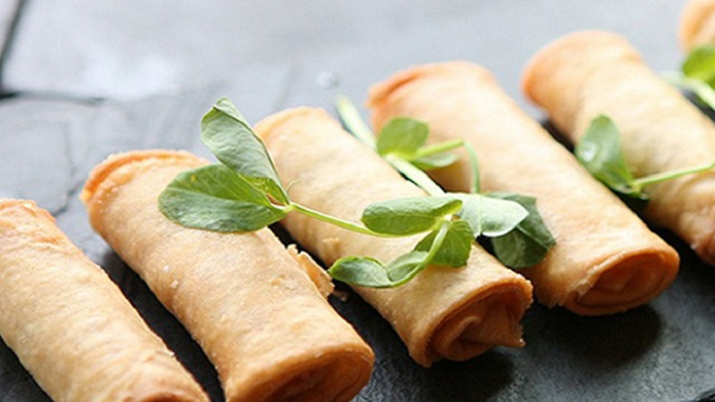 How to make delicious vegetarian baby corn spring rolls for the full moon day