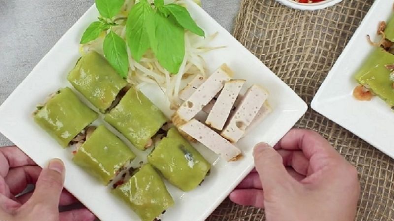 Bánh cuốn lá dứa nhân tôm