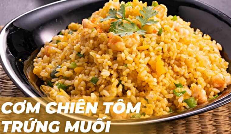 Bỏ túi cách làm cơm chiên tôm với trứng muối siêu hấp dẫn tại nhà