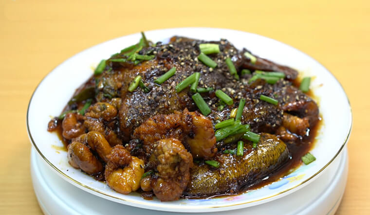 Vào bếp làm món cá sặc kho tiêu dân dã nhưng cực 'đưa cơm' cho cả nhà