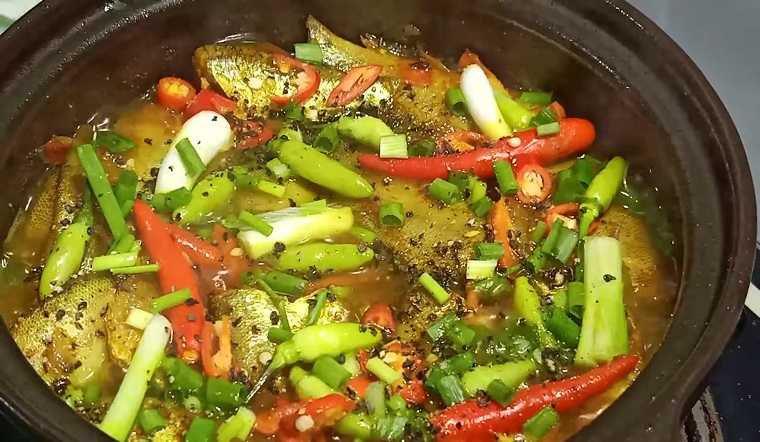 Cách làm cá sặc kho nghệ đậm đà hương vị cho bữa cơm gia đình