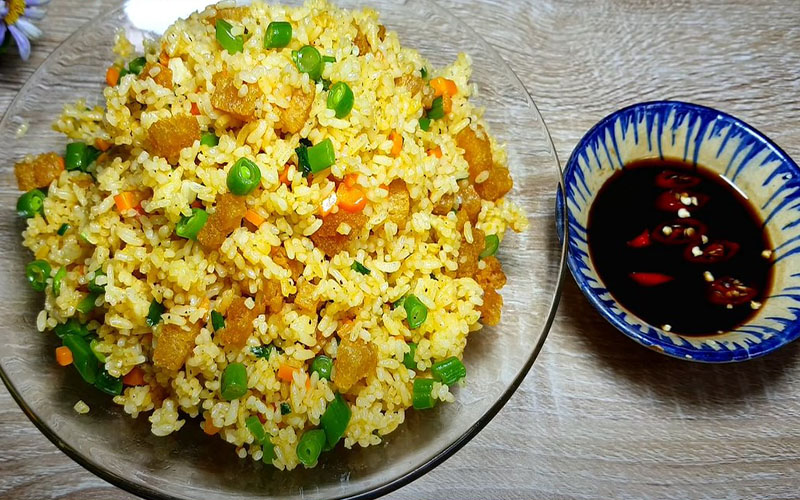 How to make frugal vegetarian fried rice for the full moon day