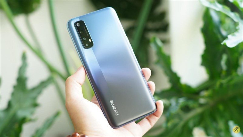 Realme 7 có ngoại hình sáng bóng Realme 7 có ngoại hình sáng bóng
