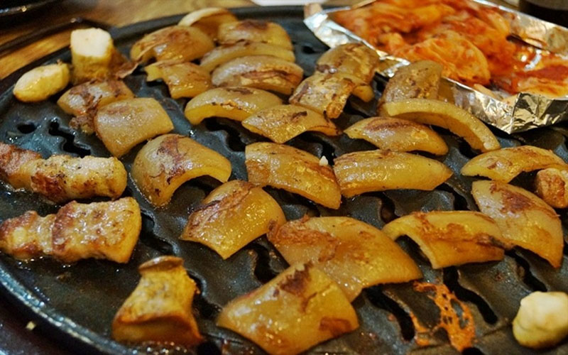 Instructions on how to make delicious and simple grilled pork skin at home