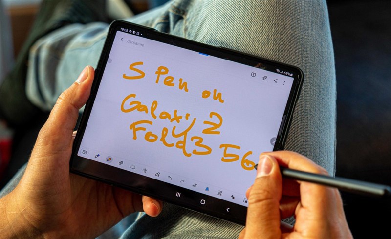 Samsung Galaxy Z Fold3 5G cũng đóng vai trò làm quyển sổ để bạn có thể ghi chú. Nguồn: Samsung.