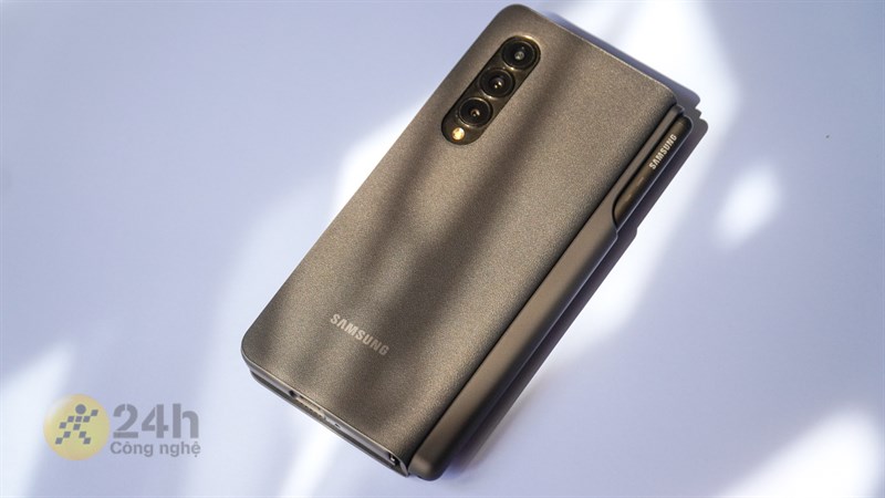 Ốp Flip Cover được thiết kế riêng cho Z Fold3 5G và có khe đựng bút S Pen. Ốp Flip Cover được thiết kế riêng cho Z Fold3 5G và có khe đựng bút S Pen.