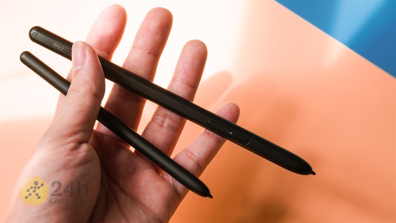 S Pen Pro có kích thước lớn hơn so với S Pen Fold Edition. S Pen Pro có kích thước lớn hơn so với S Pen Fold Edition.
