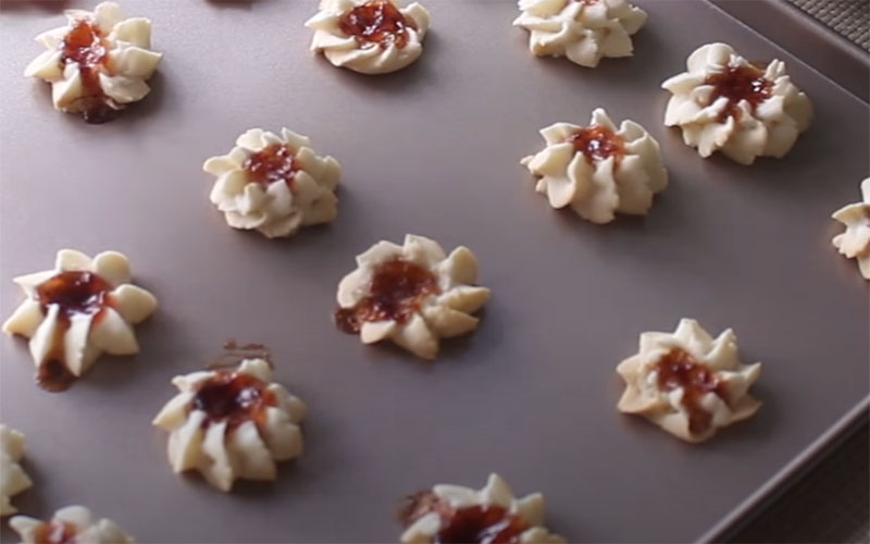 How to make delicious crispy strawberry biscuits without eggs