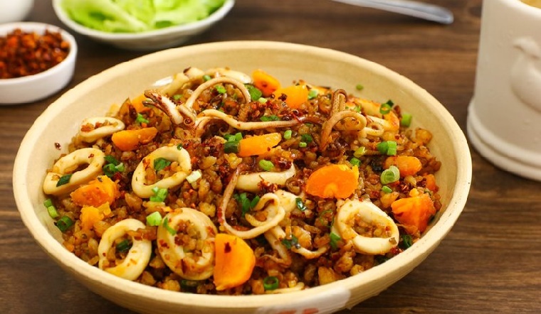 Cách làm cơm chiên mực trứng muối hấp dẫn bắt mắt dễ làm tại nhà