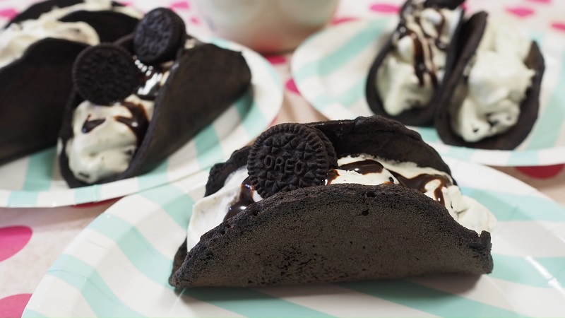 Những cái bánh tacos oreo kẹp nhân kem thơm mát ai nấy đều rất thích. Những cái bánh tacos oreo kẹp nhân kem thơm mát ai nấy đều rất thích.
