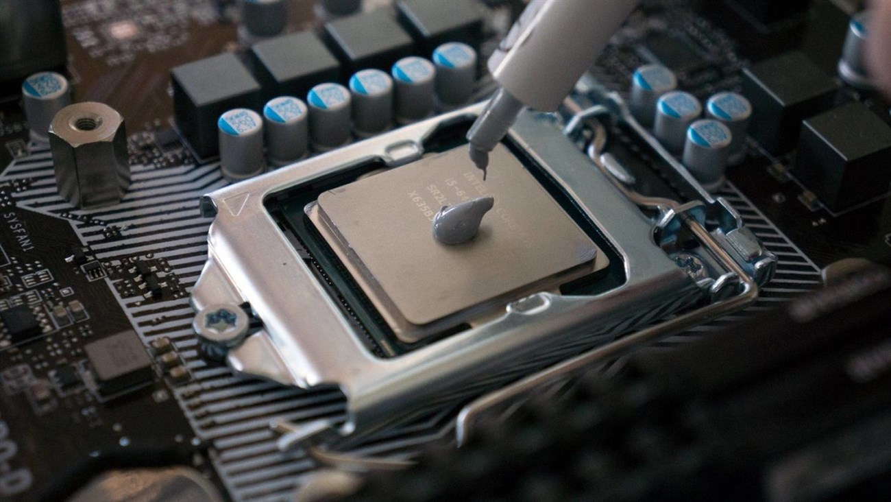 Bạn có thể tra keo tản nhiệt cho CPU, nếu bạn là người có hiểu biết về sửa chữa máy tính