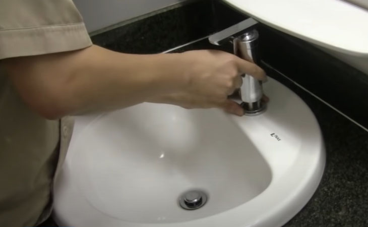 Gắn vòi rửa chén mới vào bồn đúng khớp để vòi hoạt động bình thường