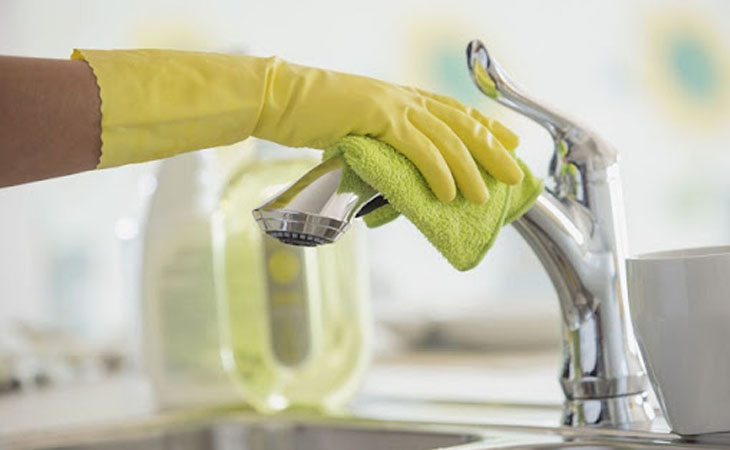 Người dùng nên vệ sinh và kiểm tra vòi nước bồn rửa chén thường xuyên