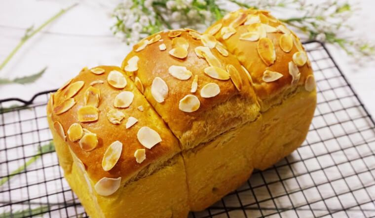 Cách làm bánh mì xoài mật ong nướng mềm ẩm thơm ngon tại nhà