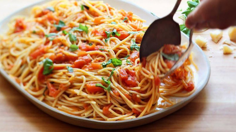 Mì spaghetti sốt bơ đậu phộng lạ miệng