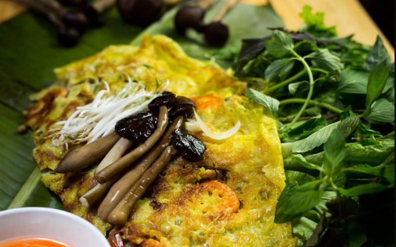 Bánh xèo nấm mối thơm phức, lớp vỏ bánh váng óng, bắt mắt và giòn tan