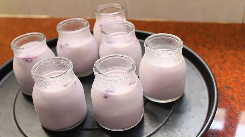How to make delicious and greasy blueberry yogurt at home
