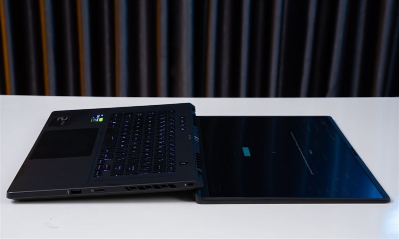 Chiếc laptop này có thể mở màn hình với góc 180 độ, thuận tiện cho việc trình bày ý tưởng với người đối diện. Nguồn: ASUS.