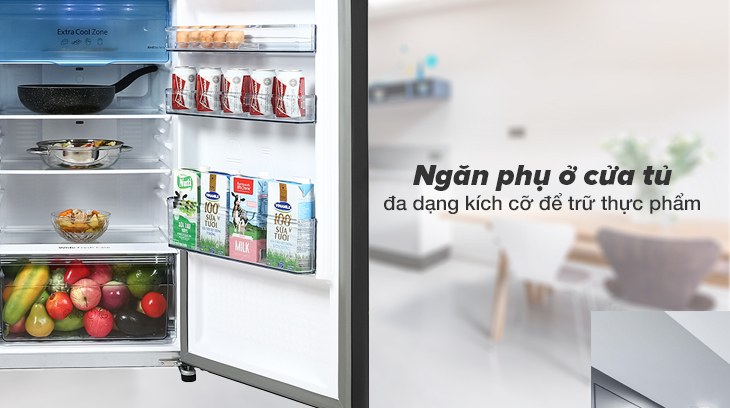 Bên ngoài cửa tủ có một số ngăn phụ đa dạng kích cỡ 