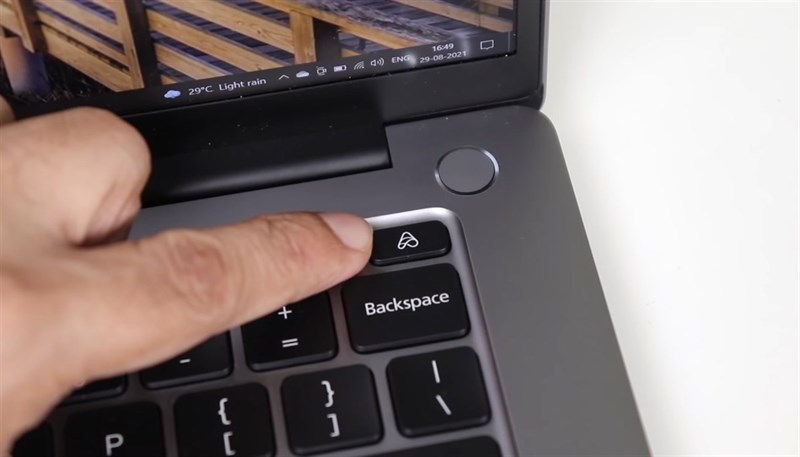 Xiaomi Mi Notebook Pro 2021 cũng hỗ trợ cảm biến vân tay 1 chạm. Nguồn: Tech Singh.