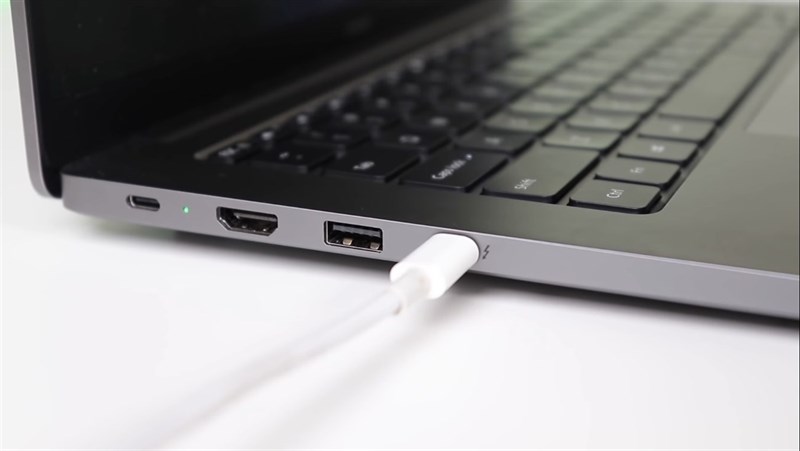 Chiếc laptop mới của Xiaomi cũng hỗ trợ sạc nhanh qua cổng USB Type-C Thunderbolt 4. Nguồn: Tech Singh.