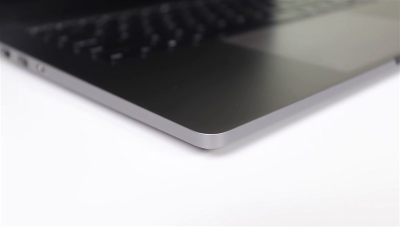 Phần khung của Mi Notebook Pro 2021 được làm từ kim loại. Nguồn: Tech Singh.