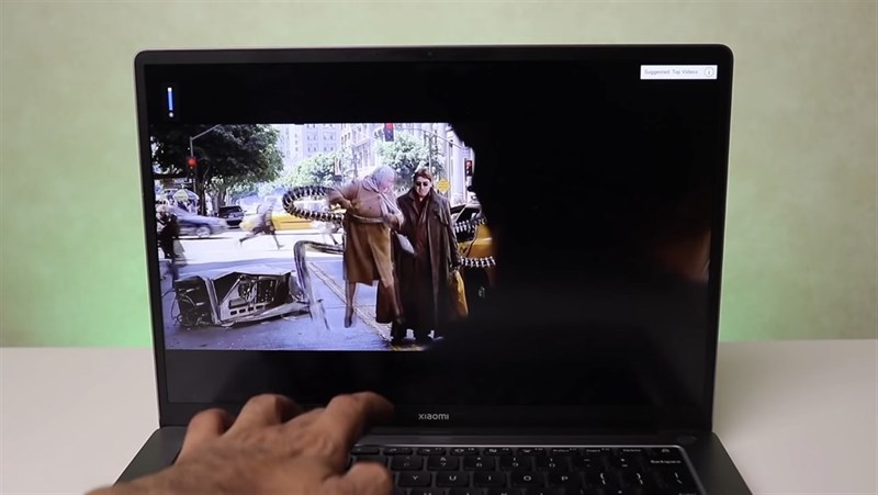 Khi xem phim thì tác giả bật độ sáng lên mức cao nhất để chất lượng nội dung được tốt hơn. Nguồn: Tech Singh.