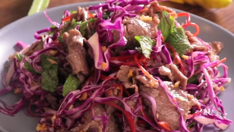 How to make crispy, sweet and simple beef mixed with purple cabbage at home
