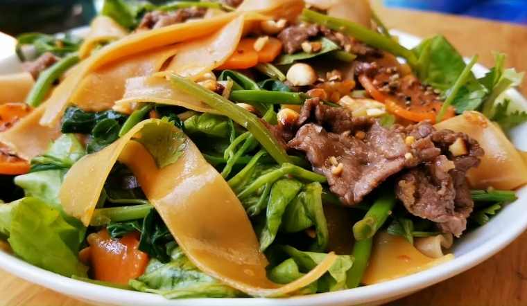 Cách làm bánh đa trộn thịt bò rau muống siêu ngon đổi vị cho bữa ăn