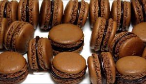 Cách làm bánh macaron socola cà phê thơm ngon chuẩn vị Pháp tại nhà