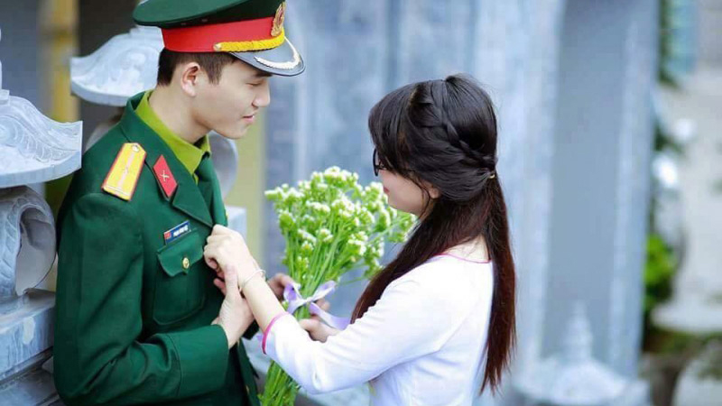 Tình yêu người lính: Tình yêu người lính đầy nghĩa khí, sự kiên trì và hy sinh. Họ luôn sẵn sàng bảo vệ và yêu thương nhau trong những tình huống nguy hiểm. Hãy cùng chiêm ngưỡng hình ảnh tình yêu của những người lính trên chiến trường.