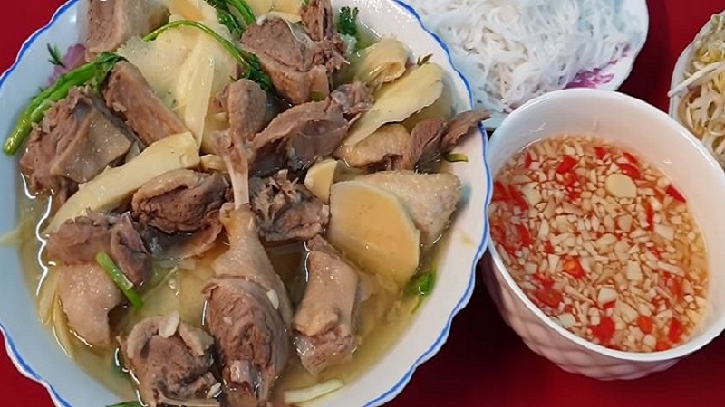 Lẩu vịt nấu măng