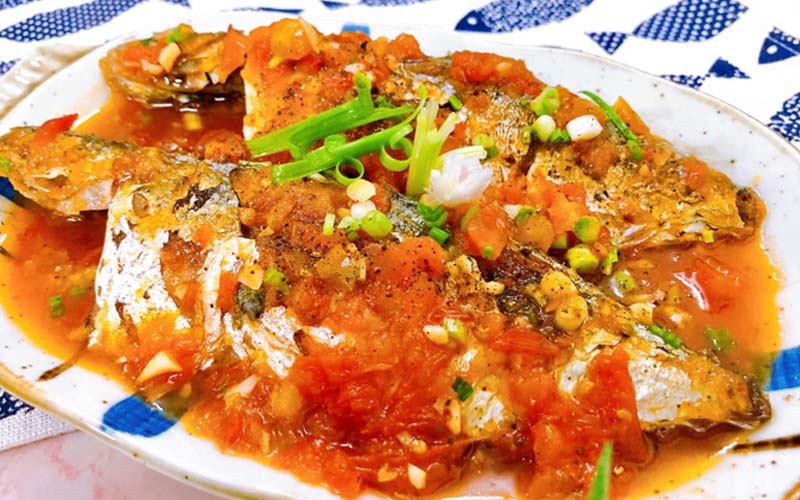 Instructions on how to make delicious fried scad with tomato sauce