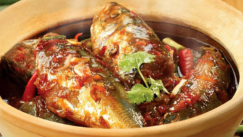 How to make sardines braised with garlic and chili, simple and delicious at home