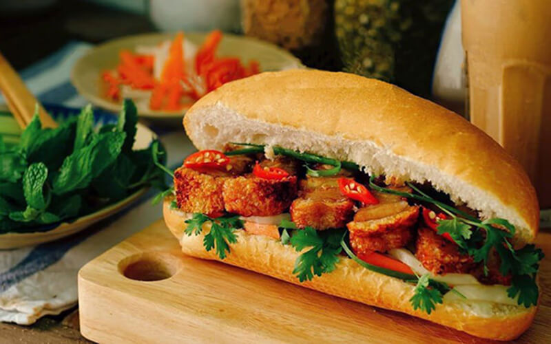 How to make delicious roasted pork bread for a nutritious breakfast
