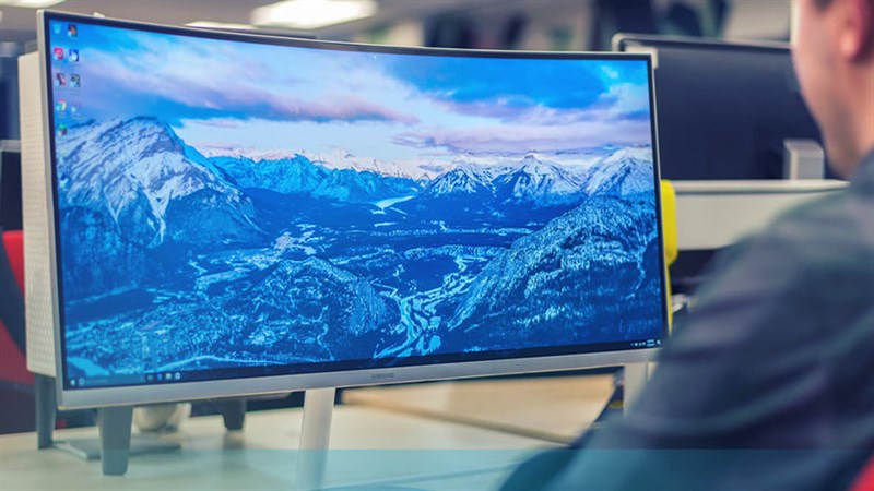 Vì độ cong của mình nên đôi khi màn hình cong sẽ bị lóa sáng ở một số góc nhất định